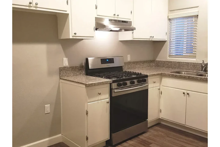 $1095 : 1 bd 1 ba Apartment image 7