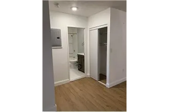 $2300 : Rental property with 1 bedro image 3