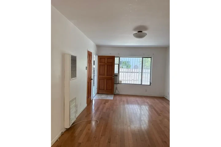 $2300 : 3Bed 2Bath Apt for rent in LA image 5