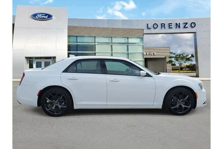 $26990 : Chrysler 300 2023 S V6 4dr S image 4