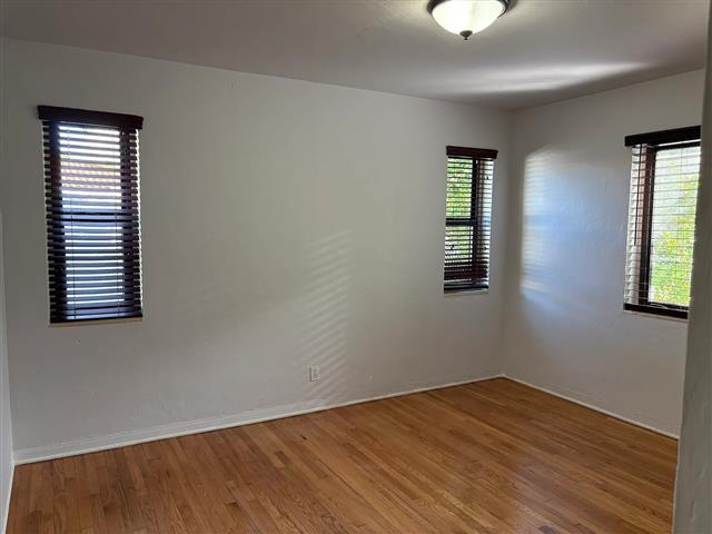 $900 : charming modern 2 bedroom image 4