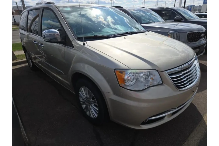 $11490 : 2015 Town & Country Limited image 1