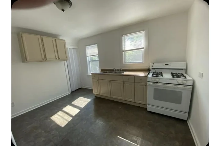 $1500 : Apartment building image 4