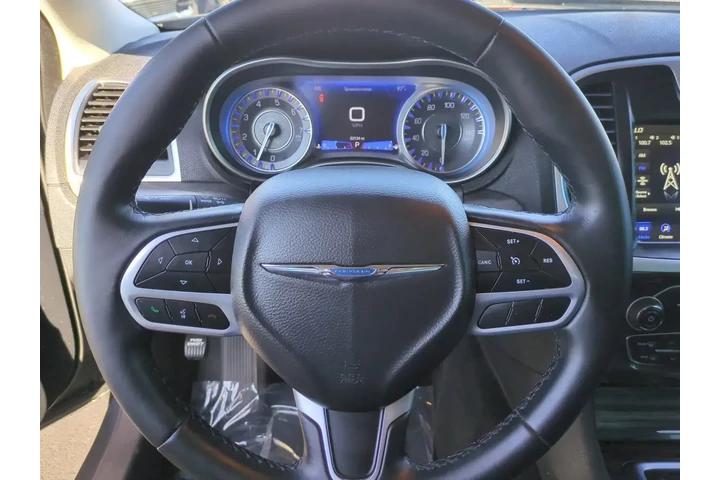 $26193 : Chrysler 300 2022 Touring 4d image 9