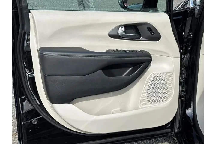 $24991 : Chrysler Pacifica 2024 Touri image 10