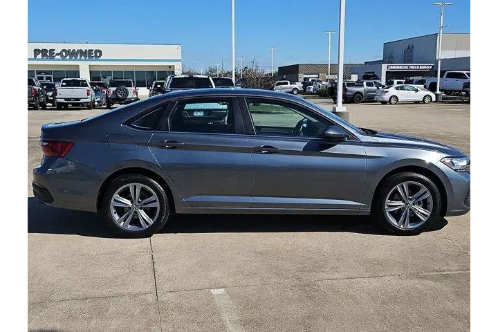 $17999 : Volkswagen Jetta 2024 SE 4dr image 2