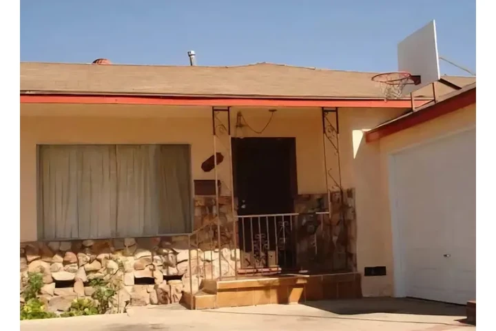 $2300 : 4 BEDROOMS, 2 BATH HOUSE image 1