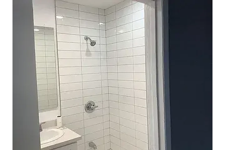 $1000 : Modern 1BD 1BT available image 4