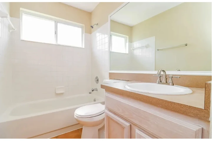 $1200 : This standout house image 8