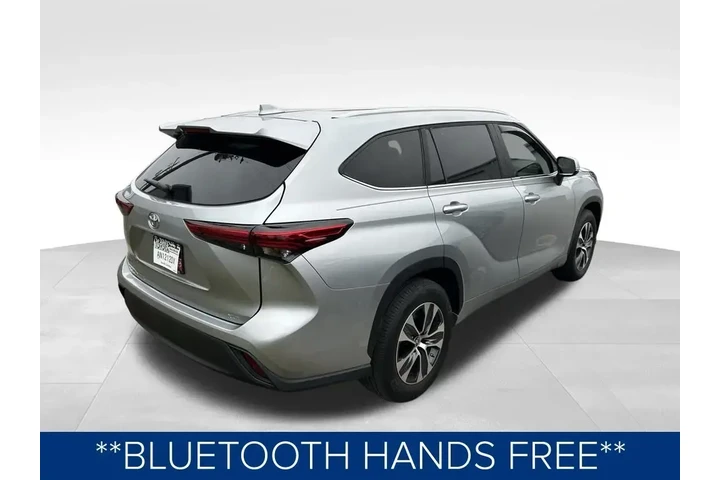 $35650 : Toyota Highlander 2023 LE 4d image 3