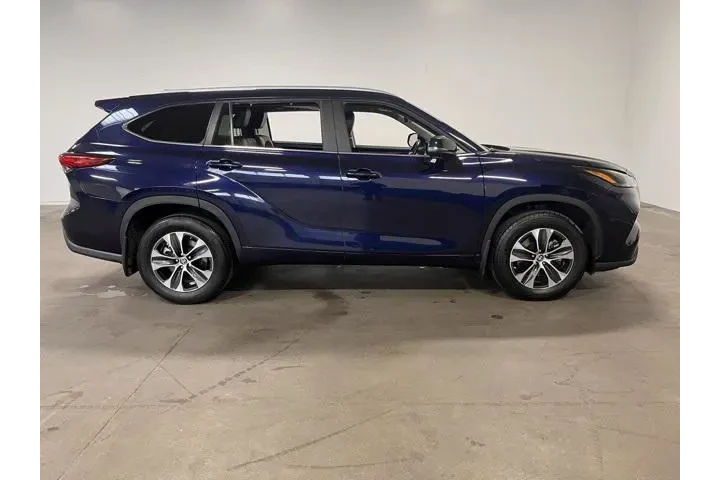 $33989 : Toyota Highlander 2023 AWD X image 2
