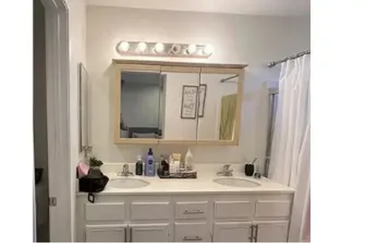 $1100 : Rento Cuarto  Grande Con Baño image 1