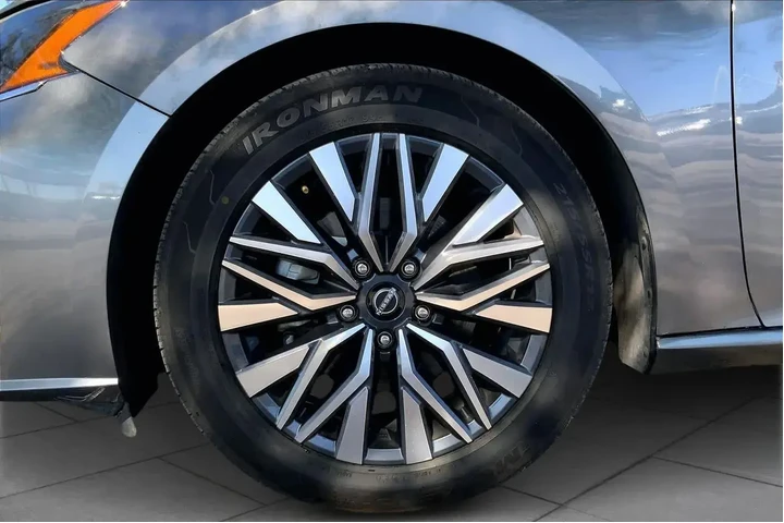 $17938 : Nissan Altima 2024 2.5 SV 4d image 10