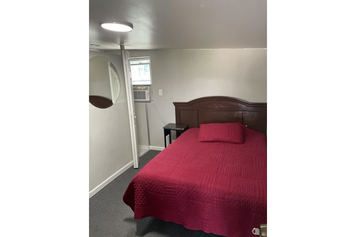 $670 : Separate entrance Room image 1