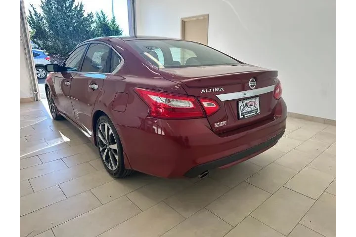 $10987 : Nissan Altima 2016 2.5 SR 4d image 5