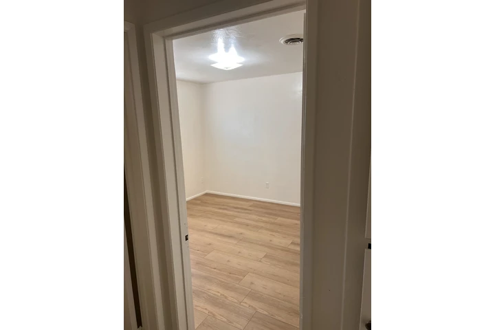 $900 : Lake Isabella Apartment image 1