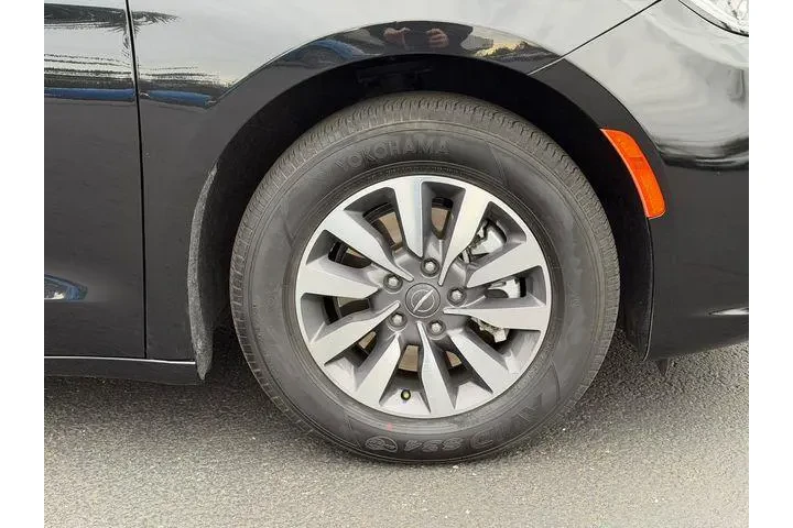 $27983 : Chrysler Pacifica Plug-In Hy image 10