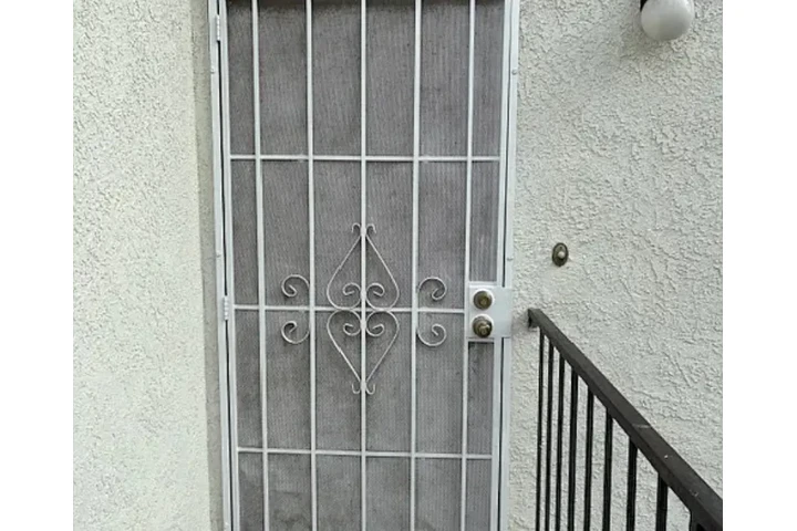 $1580 : new paint, floor and new garag image 1