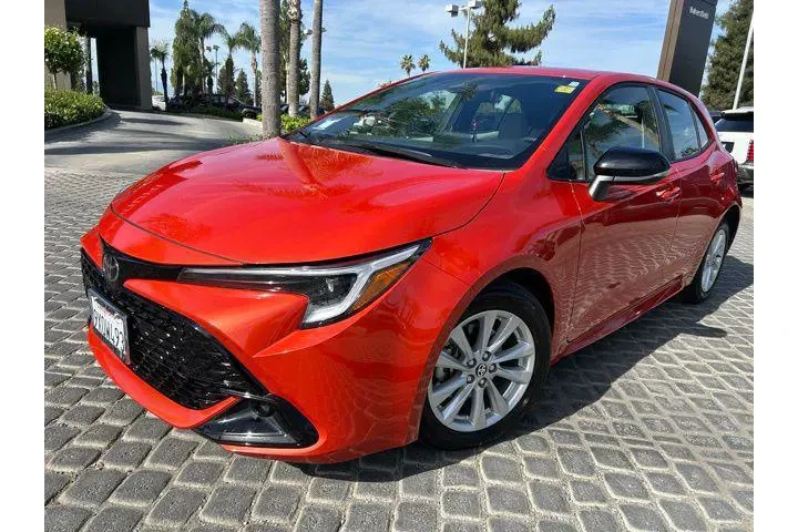 $26995 : Toyota Corolla Hatchback 202 image 4