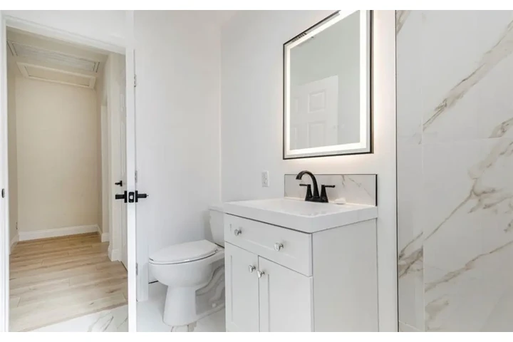 $2050 : 2 Bed 2 Bath Home In south LA image 9