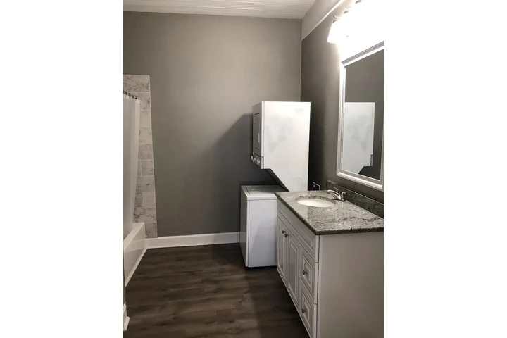 $900 : Newly renovated Hardwood floor image 4