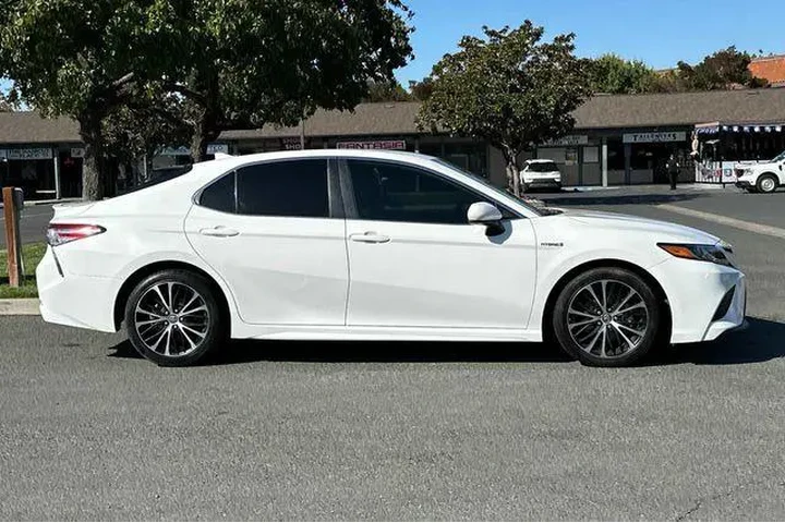$20338 : Toyota Camry Hybrid 2020 SE image 7