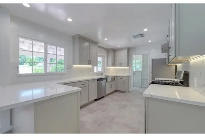 $6700 : 5369 Topeka Dr, Tarzana, CA image 5