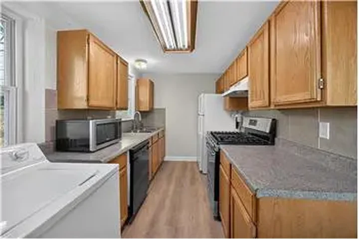 $750 : Rental property with 2 bedro image 6