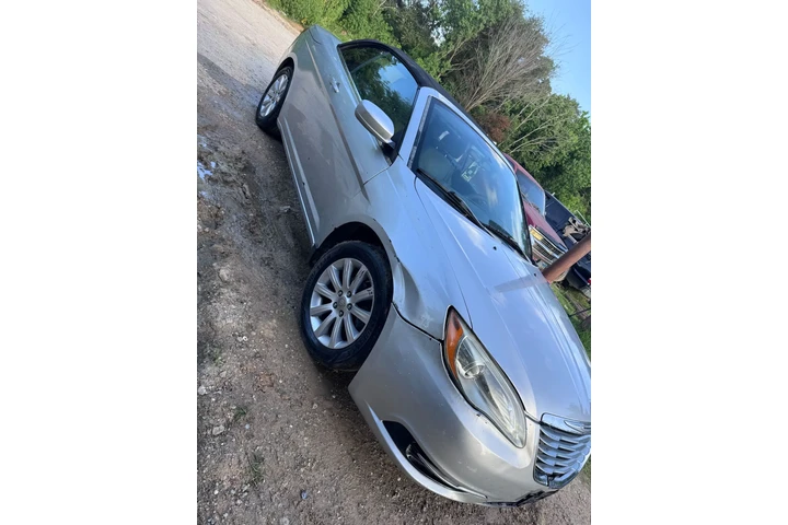 $2000 : Chrysler 200 image 1