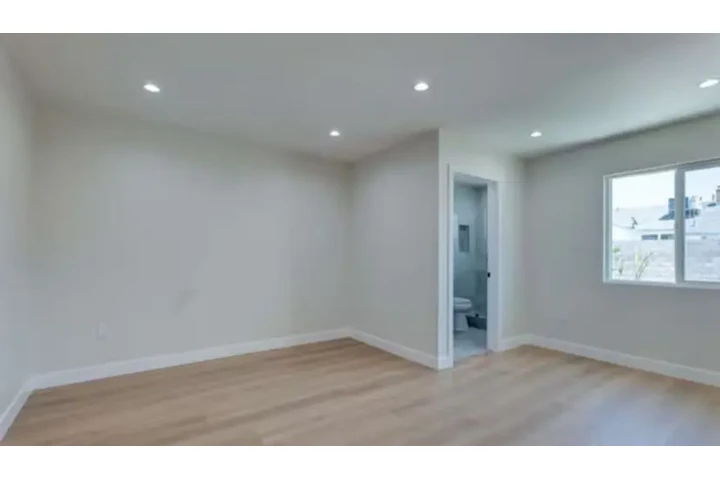 $2450 : 3 Bedroom House in South Gate image 3