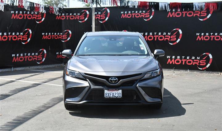 $28988 : Camry SE Sedan 4D image 2