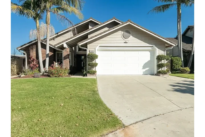 $2200 : 3-Bedroom Home Available image 2