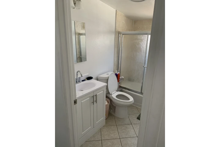 $950 : A ROOM  FOR RENT image 5
