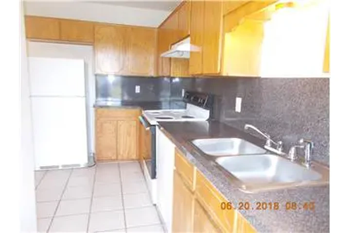 $900 : Rental property with 3 bedro image 8