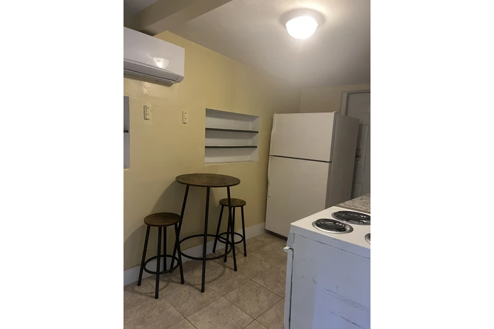 $1350 : Casita Pequena Estudio- image 6