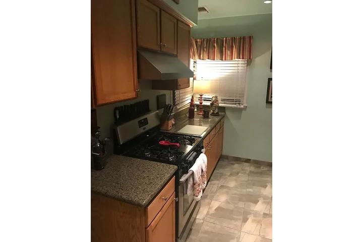 $1275 : North Hollywood 2/1 Available image 8