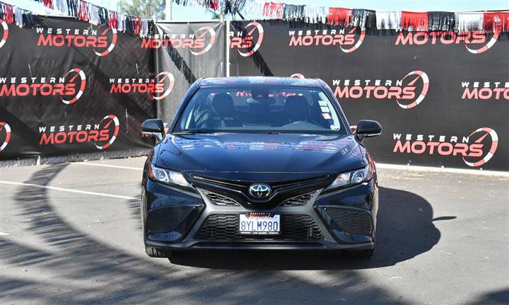 $26988 : Camry SE Sedan 4D image 2