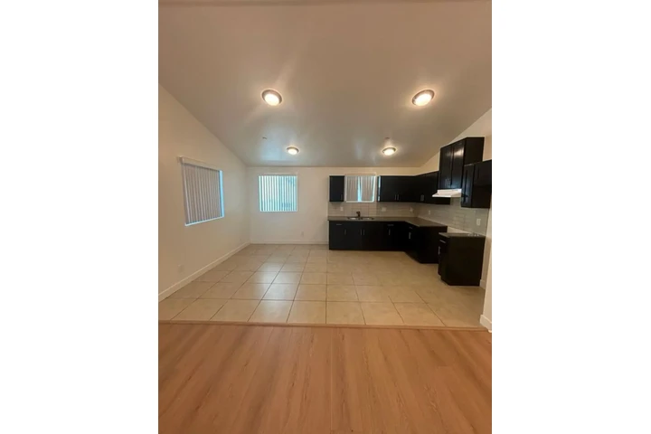 $2300 : 3 Bedroom 2bath in South Gate image 3