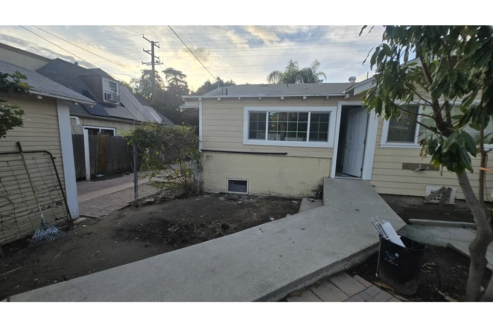 $3100 : Casa Recién Remodelada RENTA image 8