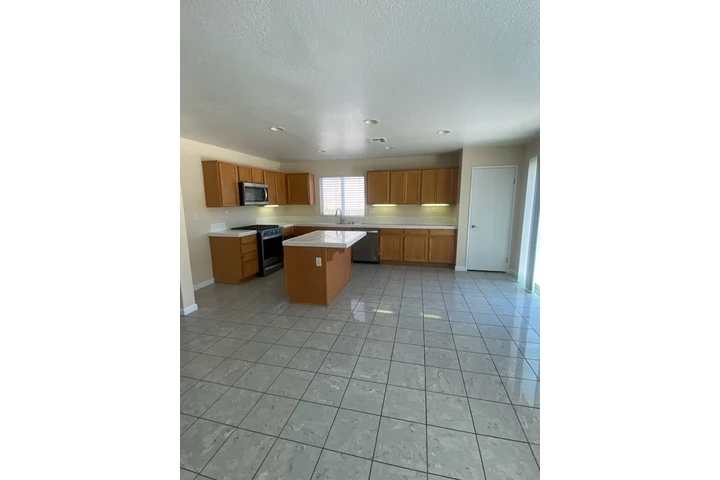$2900 : 4 recámaras Victorville ca image 3