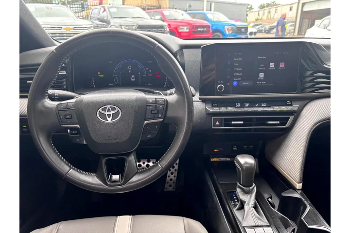 2025 Camry SE image 8