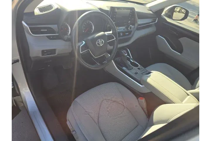 $29995 : Toyota Highlander 2021 LE 4d image 7