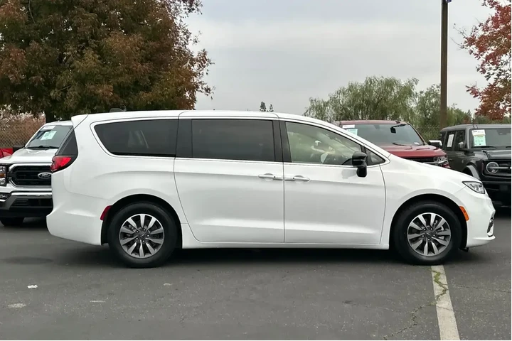 $27995 : Chrysler Pacifica Plug-In Hy image 9