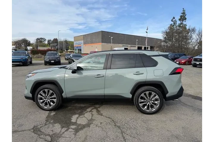 $32500 : Toyota RAV4 2022 AWD XLE Pre image 2