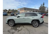 $32500 : Toyota RAV4 2022 AWD XLE Pre thumbnail