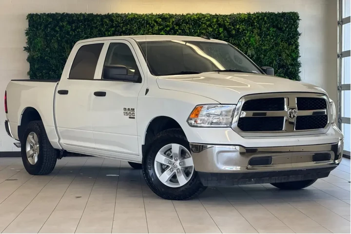 $29986 : Ram 1500 Classic 2023 4x4 SL image 2