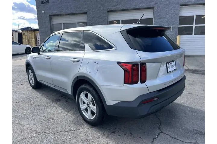 $17397 : Kia Sorento 2022 LX 4dr SUV image 5