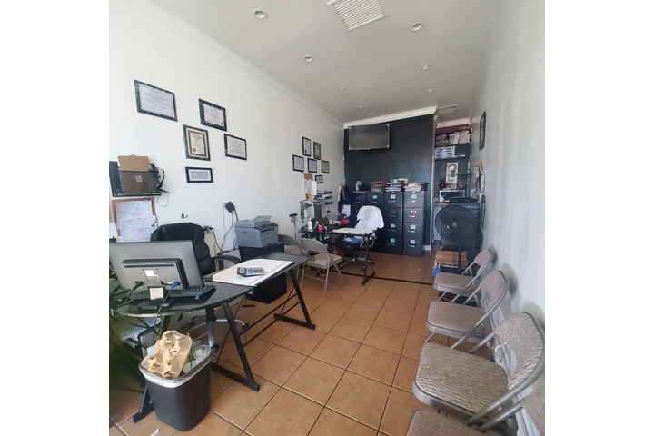 $1000 : Tienda para Rentar en Arleta image 4
