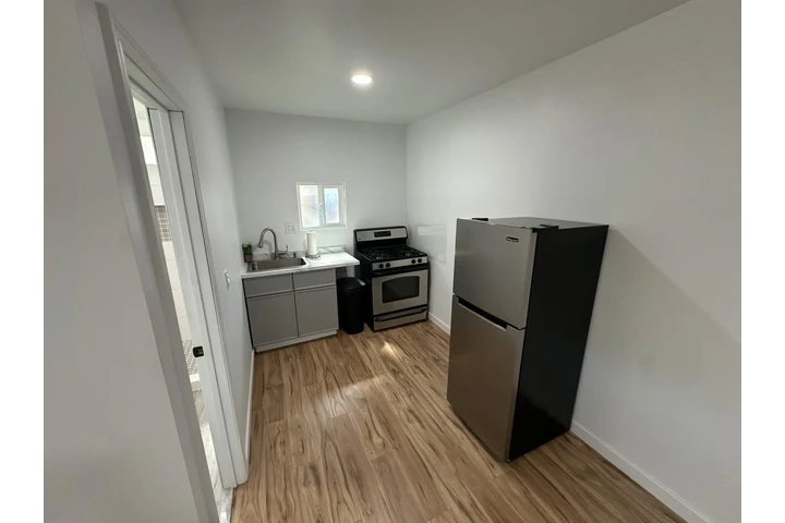 $1600 : Studio con baño y cocina image 2