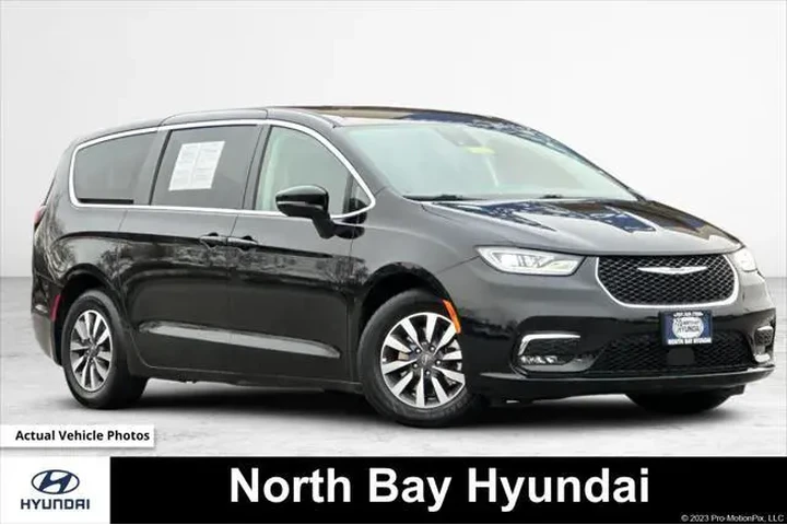 $28490 : Chrysler Pacifica Plug-In Hy image 1